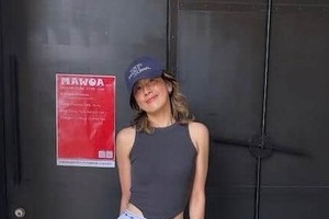 長谷川理恵51歳、美腹筋のぞくハーフトップ姿で決めポーズ　「くびれがくっきり」「かっこよすぎます」