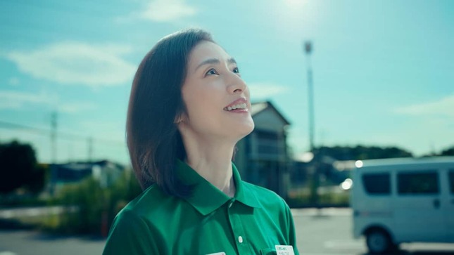 セブン-イレブンの新CM「宇宙人あらわる」篇に出演した天海祐希さん（公式提供）