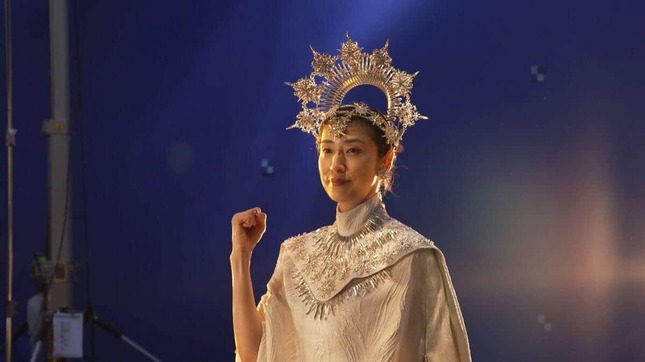 セブン-イレブンの新CMメイキング風景、天海祐希さん（公式提供）