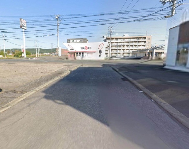 T字路脇の回転寿司店に突っ込んだ（グーグルのストリートビューから）