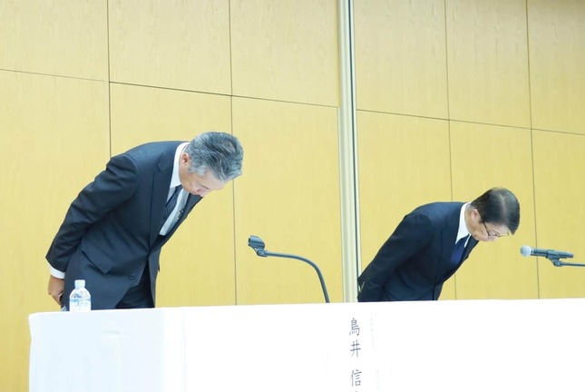 会見で頭を下げる鳥井信宏社長と山田賢治副社長（25年9月2日撮影）