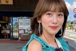 元NHK中川安奈アナ、上品ワンピで麗しき脚組ショットにドキっ...「映画のワンシーンのよう」大反響