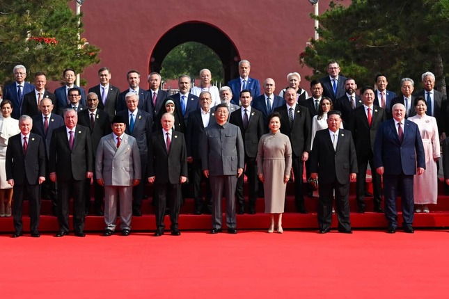 鳩山由紀夫元首相は抗日戦争勝利80周年の軍事パレードのために北京を訪問。記念写真にも収まった（後列右から2番目）（写真：ZUMA Press/アフロ）