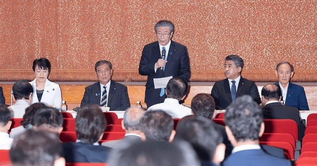 自民党の両院議員総会の様子。石破茂首相（左から2番目）と有村治子参院議員（左端）が打ち合わせをする動画が拡散された（写真は自民党ウェブサイトから）