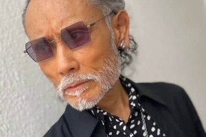 片岡鶴太郎70歳、イケおじ爆発かっこよすぎハット×白シャツ×ハーフパンツスタイルで「ダンディー」