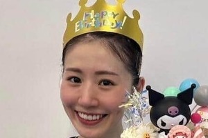 「シダマツ」志田千陽＆松山奈未ペア、エッフェル塔バックに笑顔の2ショ　志田選手はキティちゃんTシャツで