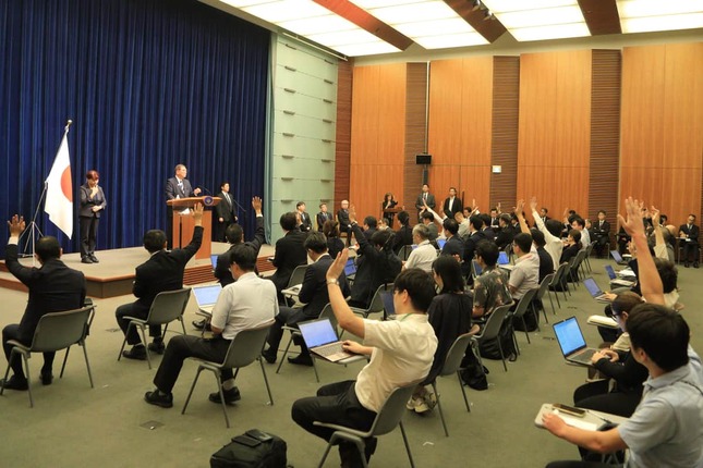 会見では多くの記者が質問を求めて挙手した
