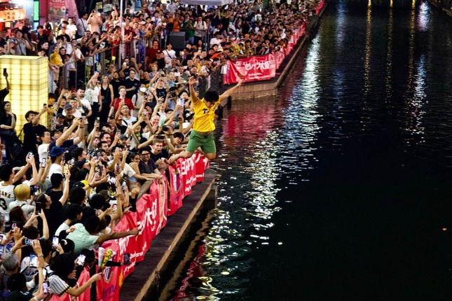 道頓堀川に飛び込む阪神ファン（7日、大阪市中央区）