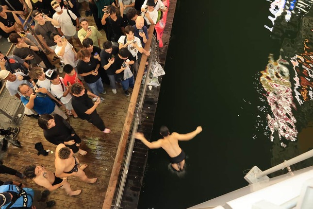 道頓堀川へ飛び込む様子（7日、大阪市中央区）