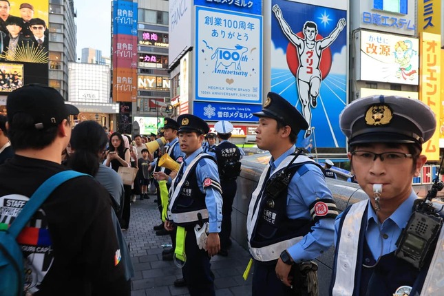 戎橋で橋の端に近づかないように警戒する警察官（7日、大阪市中央区）