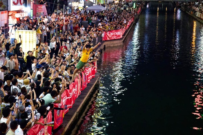 道頓堀川に飛び込む阪神ファン（7日、大阪市中央区）