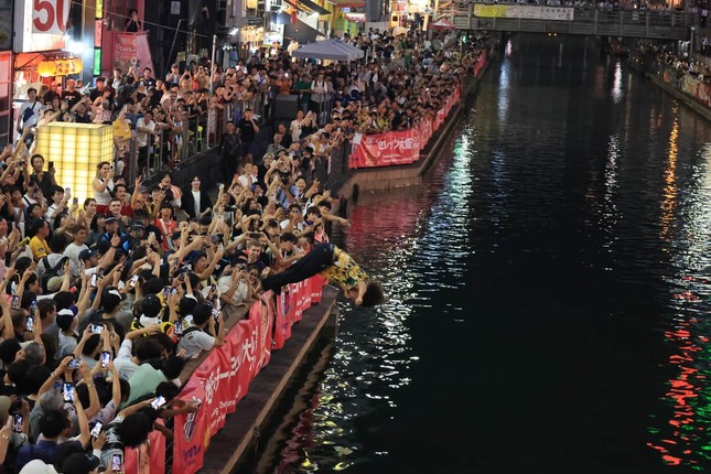 道頓堀川に飛び込む阪神ファン（7日、大阪市中央区）