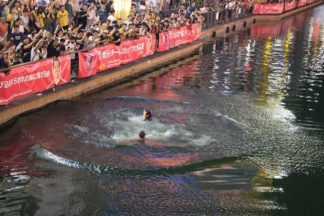 道頓堀川に飛び込む阪神ファン（7日、大阪市中央区）