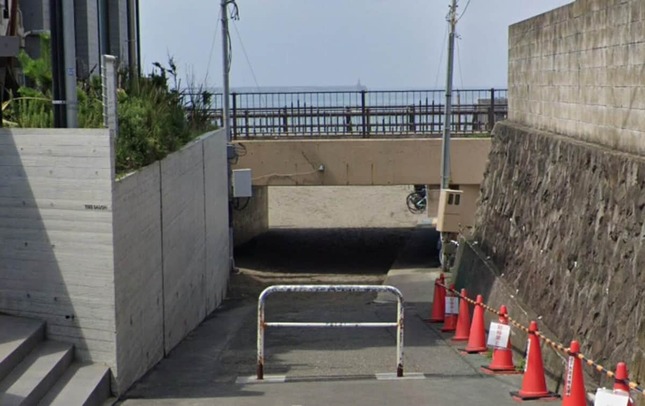 この車止めを外して車が侵入した可能性が（写真は、グーグルのストリートビューから）