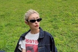 山田優41歳、異次元の脚の長さ...超ミニスカの神スタイルにどよめき　「圧巻の絶対領域」「可愛すぎる」