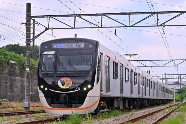 写真は本来の姿、車両側面の跡が話題になった（提供：東急電鉄）