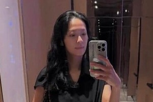 榮倉奈々37歳、背中ざっくり黒ドレス姿で圧倒的美しさ　すらり神スタイルに「綺麗すぎる」「かっこいい」