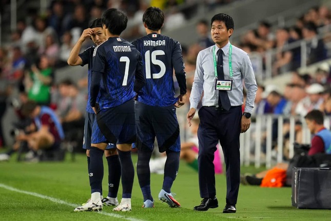 選手に指示をする森保監督（写真：AP/アフロ）