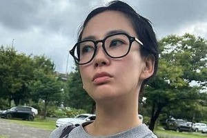 夫は窪田正孝...水川あさみ42歳、開放的キャミソール姿で海満喫　ダイナミックなポージングで楽しそう