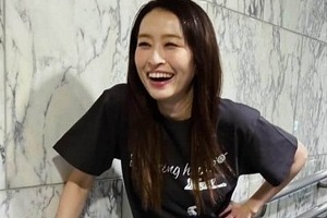 島袋寛子41歳、美ボディ全開チューブトップ×デニムで腹筋あらわ　「本当に41歳？」「どんどん綺麗に」