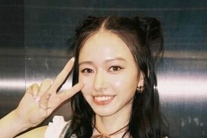 山本舞香、膝上ミニスカ×ブーツコーデで異次元スタイル　「すべてが美しい」「オシャレすぎる」