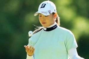 女子ゴルフの吉田優利、ミニスカコーデで自撮りアップショットが「激カワ」　ハート形のピアスがキラリ