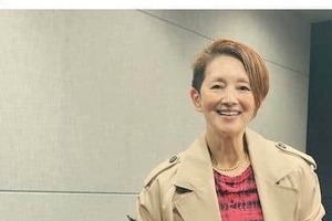 夏木マリ73歳、肩出し＆クールなデニム姿に「カッコ良すぎる」圧巻オーラ炸裂　「いつでもいつまでもおキレイ