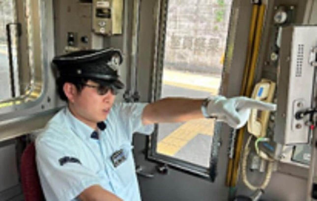 サングラスを着ける運転士（ニュースリリースから）
