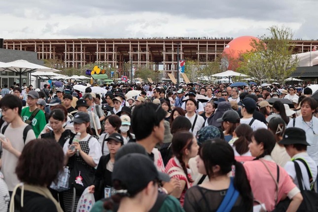 西ゲート付近は多くの人で混み合った（13日午後、大阪市此花区）