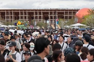 5時間待ちのパビリオン、すし詰めで泣き出す子ども、怒号も響き　大阪・関西万博「駆け込み」大混雑でカオス
