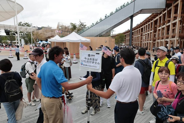 アメリカ館では入場規制を行っていた（13日午前、大阪市此花区）