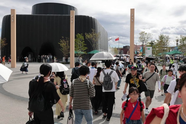 クウェート館の並ぶ列は約120mにわたって延びた（13日午前、大阪市此花区）