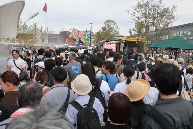 混み合う万博会場内（13日、大阪市此花区）