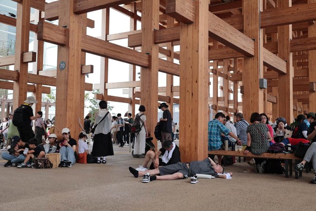 大屋根リングの床に寝そべる来場者（13日、大阪市此花区）