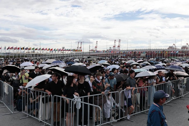 東ゲートのオープンを待つ人々（13日、大阪市此花区）