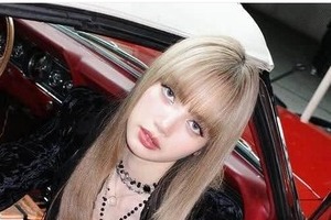 BLACKPINK・リサ、異次元の脚の長さ...ピンクのドレス姿で美オーラダダ漏れ　キス顔ショットにもドキっ