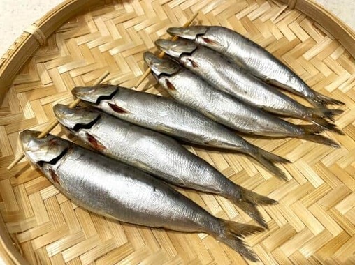 数匹刺しにされているメザシは1連と数える