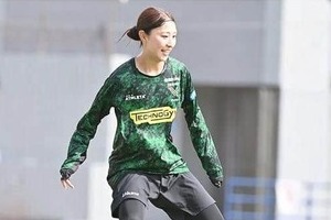 美女サッカー塩越柚歩、ユニ姿とは違って...砂浜でたたずむタンクトップ姿にドキっ「可愛いすぎる」
