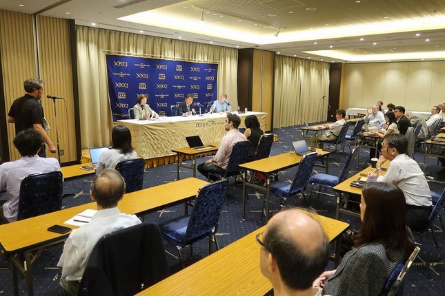 記者からの質問を受ける茂木氏。英語を聞いて日本語で答えた
