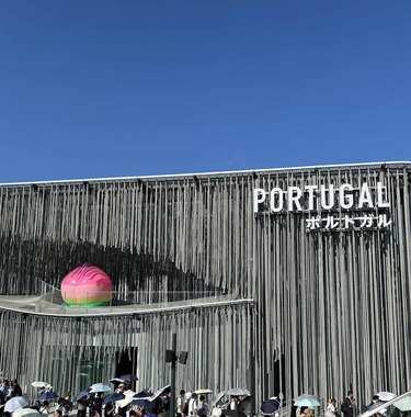 桃のオブジェが置かれたポルトガル館。nextkei（＠2025banpakuhot）さん提供、編集部で一部トリミング