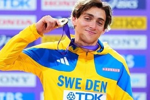 陸上デュプランティス選手の24歳モデル美女婚約者、超ミニスカで銀座デートへ　「日本満喫してくれてるの嬉しい」