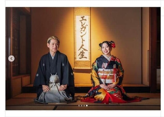 床の間でもツーショット。山井祥子さんのインスタグラム（＠shoko_yamai）から