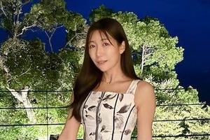 気象予報士・穂川果音39歳、ナイトプール満喫中にパシャリ　すらり美ボディに「可愛い」色気ダダ漏れ