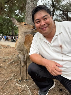 シカとともに笑顔を見せる、奈良市のへずまりゅう議員（写真はへずま氏のXから）