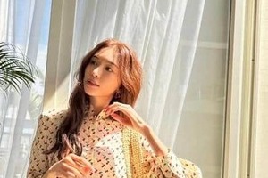 トップモデルのリン・チーリン50歳、きらびやかドレス姿で圧倒的な美　たたずむ姿がまるで人魚姫