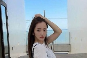 板野友美、色気ダダ漏れキャミワンピ姿が「激カワ」...ドリンクを手に　「夏終わっちゃったの？」