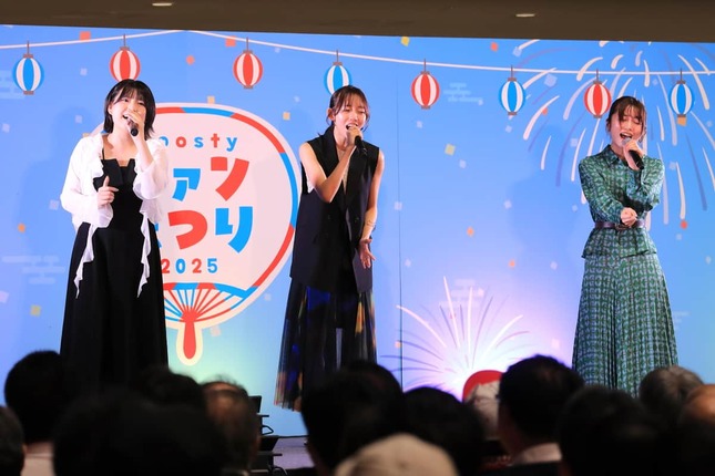 左からNGT48の三村妃乃さん、元SKE48で歌手の野島樺乃さん、HKT48の秋吉優花さん。「Nona Diamonds」の代表曲「はじまりの唄」などを披露した