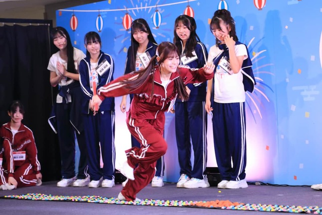 NGT48の清司麗菜さん。足つぼマットの上を疾走した
