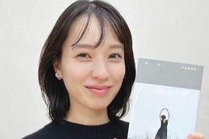 戸田恵梨香、かっこよすぎブラックコーデ...イタリアの街角で存在感　ジェラートをペロリと