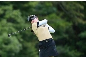 女子ゴルフの菅沼菜々、ミニスカウェアで試合帰りに海へ　中日「ドアラ」カチューシャで「激カワ」